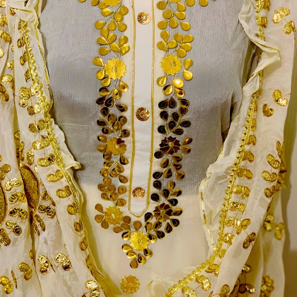 Embroidered shirt ,dupatta and lehanga - Picture 2 of 7